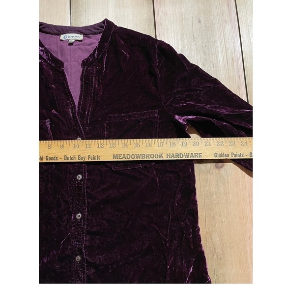 Democracy women's velvet button down shirt/blouse. Burgundy. Rayon blend. Small - Picture 4 of 6